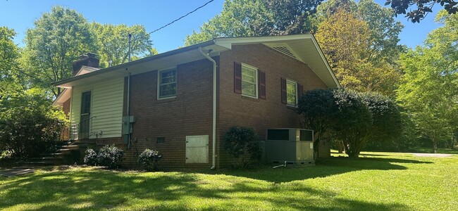 Building Photo - Three Bedroom Two Bathroom Brick Home!