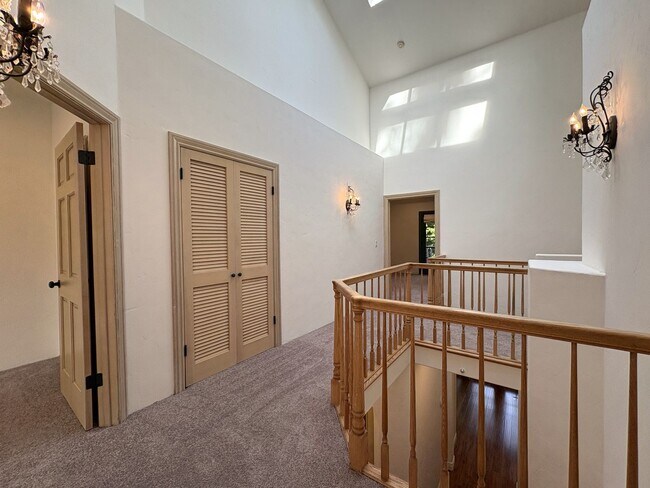 Building Photo - Spacious and Inviting 3-Bedroom, 2.5-Bath Townhome in the Heart of Menlo Park