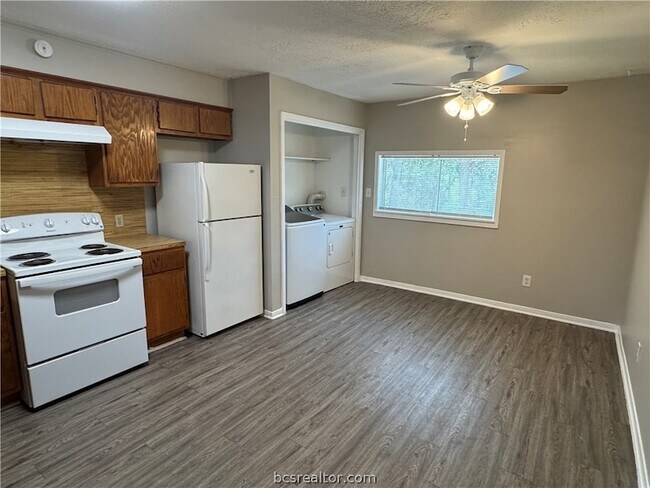 Building Photo - 2000 Monito Way