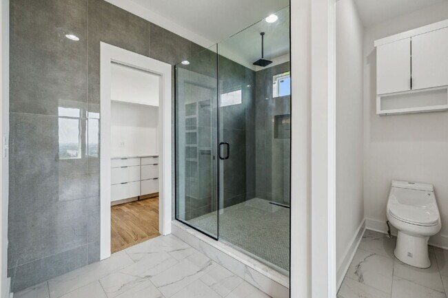 Building Photo - "Spacious 4-Bed, 4-Bath Gem in Nashville -...