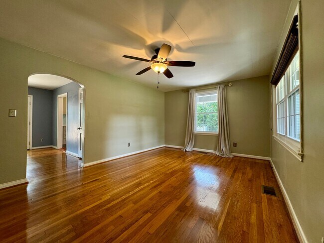 Building Photo - Quaint Cottage steps Away From VT Campus