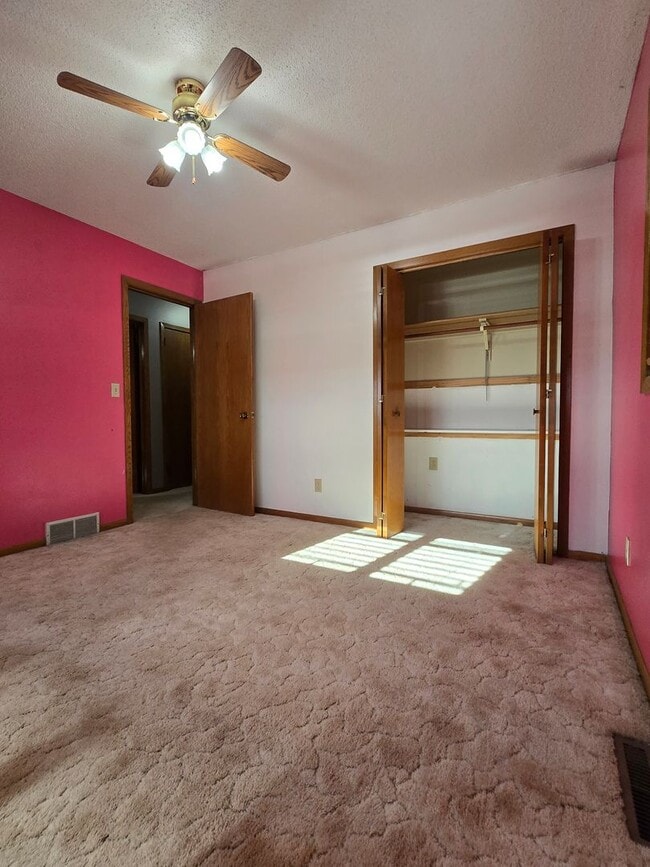 Building Photo - Spacious 3 Bedroom 2 Bath Home