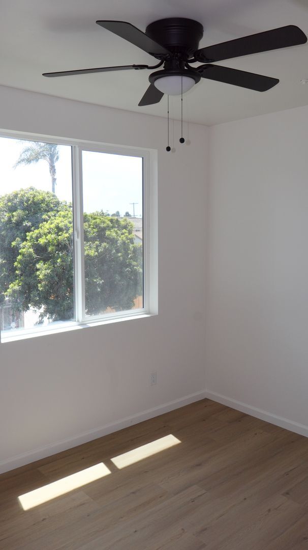 Building Photo - 3 bedrooms 2 bathrooms Duplex with a 2 car garage