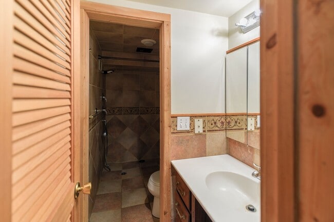 Building Photo - Adorable 2BR Carriage House Minutes from D...