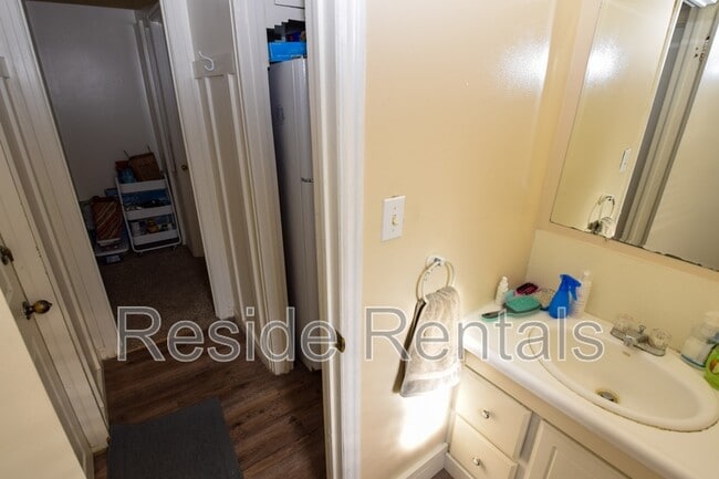 Building Photo - 686 Darwin Ave