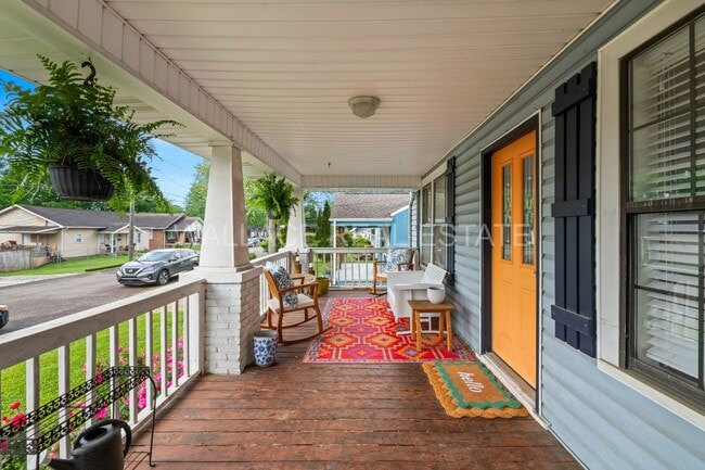 Building Photo - 1930'S AMAZING CRAFTSMAN HOME...3 BEDROOM/...