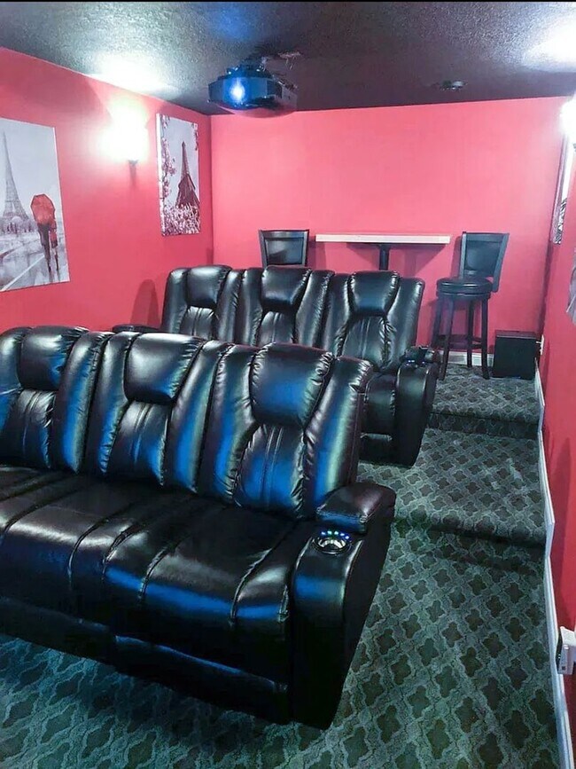 Building Photo - Spacious 4bed 3.5bath Single Family Home in Shakopee.  Featuring an in-home Theater