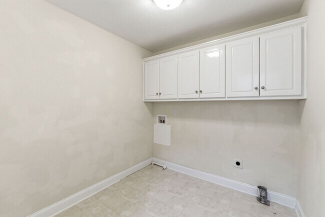 Building Photo - 330 Gardenia Dr