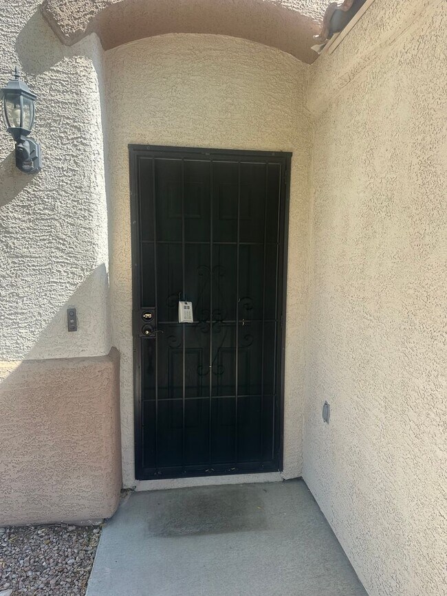 Building Photo - NW!! Single Story Home!! No Carpet!! Pot S...