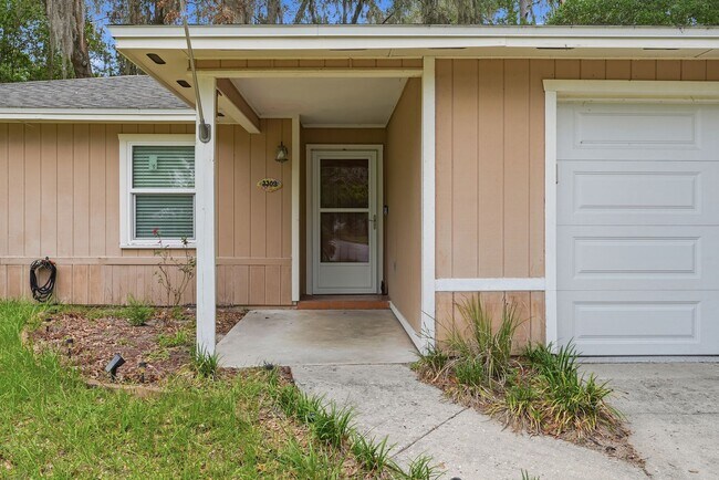 Building Photo - Roomy 3 bedroom 2 bath with great fenced yard
