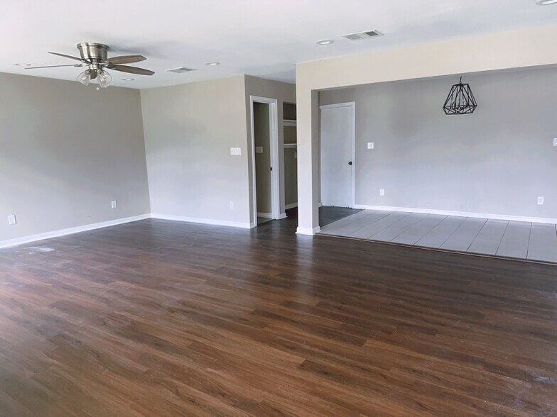 Building Photo - 313 Lovers Ln