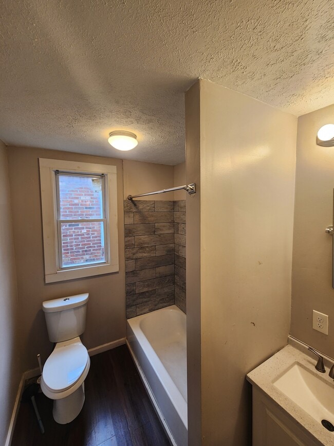 Building Photo - 1709 Dumesnil St
