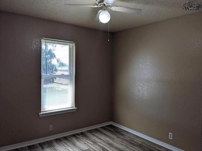 Building Photo - 1204 Lisa Ln