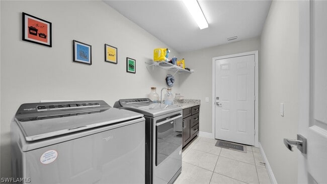 Building Photo - 569 Croydon Ave S