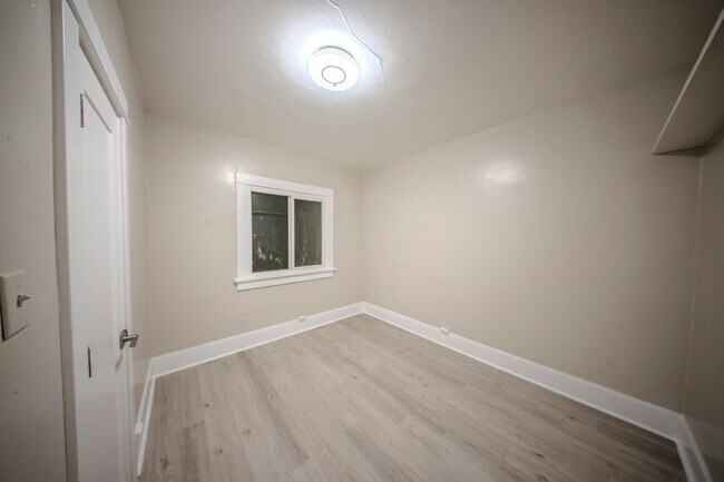 Building Photo - 520 E 300 S