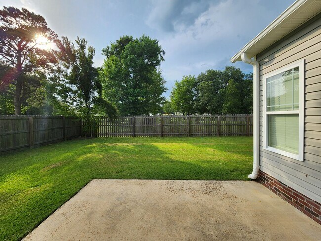 Building Photo - 3 Bedroom home with an upstair bonus room ...