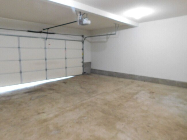 Building Photo - 4Bd/2.5Ba Two Story House - Available to View!