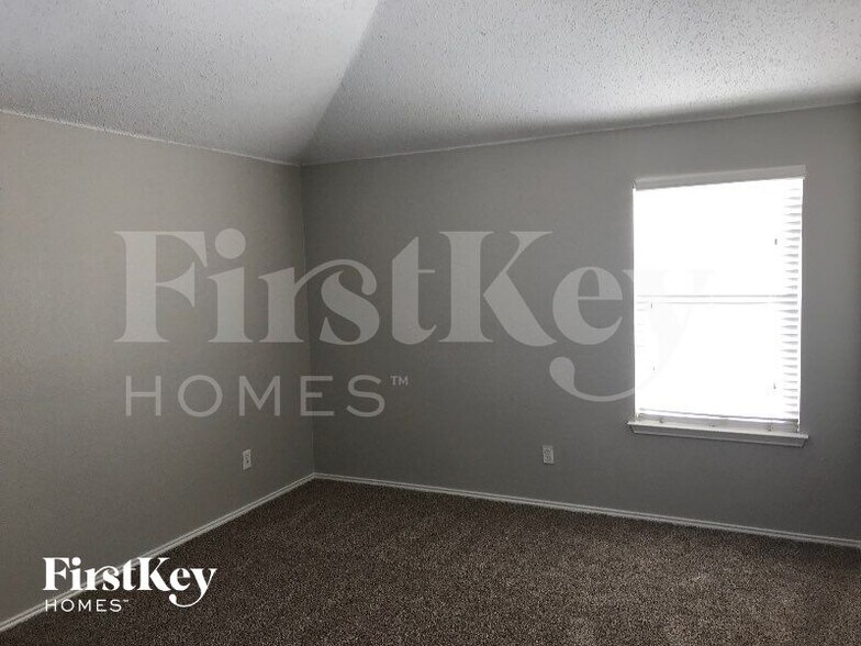 Building Photo - 4817 Palm Ridge Dr