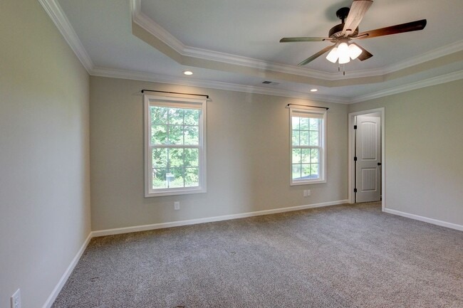 Building Photo - Huge 5 bed 3 ba.  Gorgeous House Near Post...
