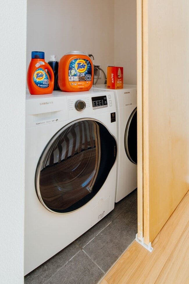 Building Photo - Modern 3 Bed, 3.5 Bath Townhouse for Rent