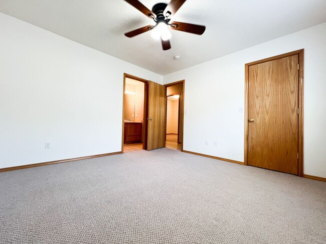 Building Photo - Three Bedroom, Two Bath House in Southview