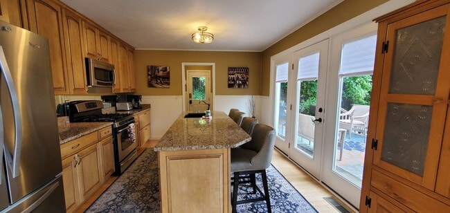 Building Photo - Off-Season Rental | Available 10/15/25 – 5...