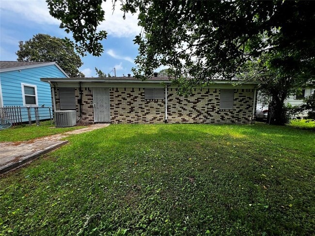 Building Photo - 1823 Rosalee St