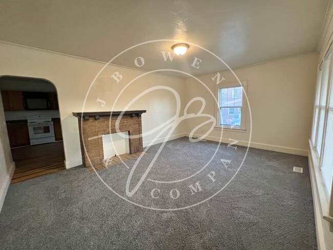 Building Photo - 3-Bedroom Home in West Toledo with spacious kitchen.
