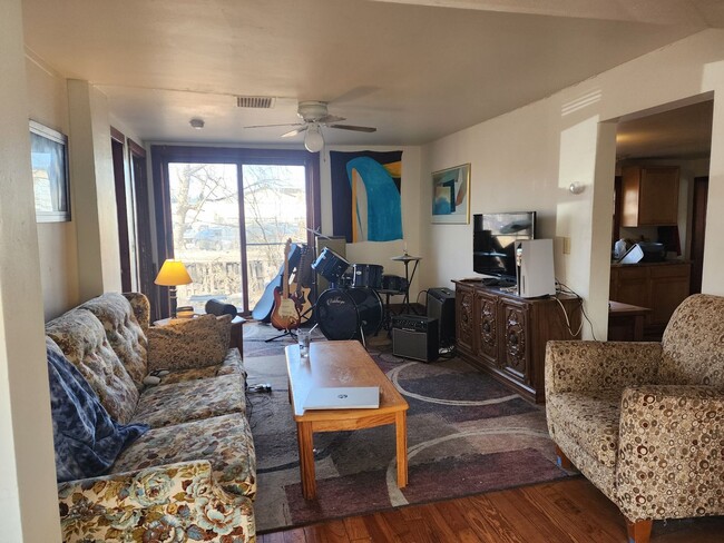 Building Photo - Available August 1st - 3 bedroom/1.5 bath house 1 block off Williamson St