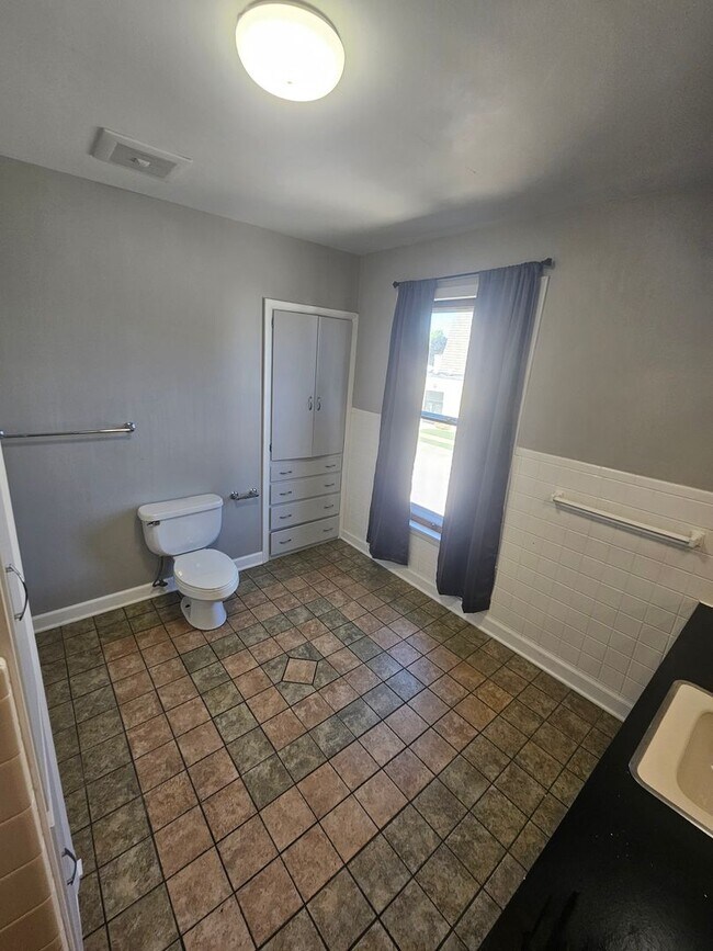 Building Photo - 1-603 1/2 N Superior Ave