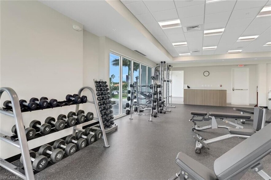 Building Photo - 662 Kings Way
