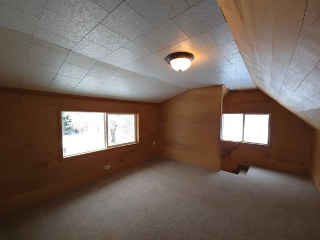 Building Photo - Nice house with a huge garage