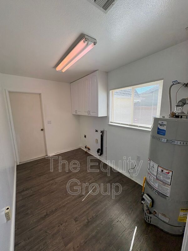 Building Photo - 473 W Deodar Ln