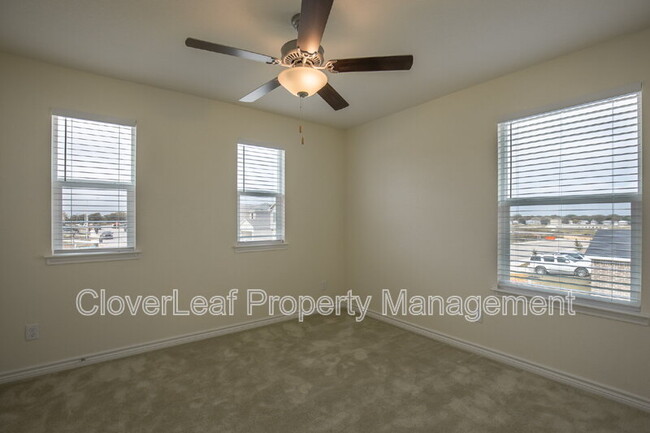 Building Photo - 571 Pebble Bend