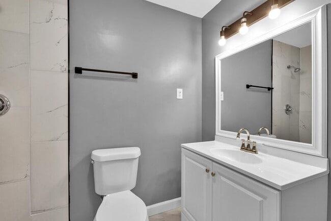 Building Photo - 815 Sherwood Dr