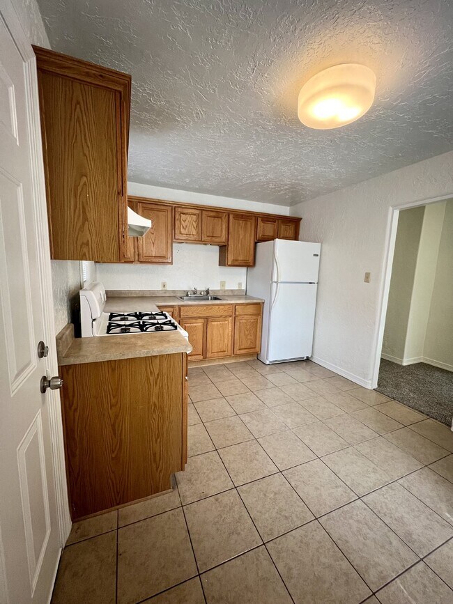 Building Photo - 2 bedroom / 1 bath close to KAFB and I-25 Move-in Special!