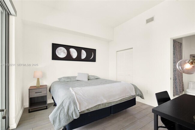 Building Photo - 1600 SW 1st Ave