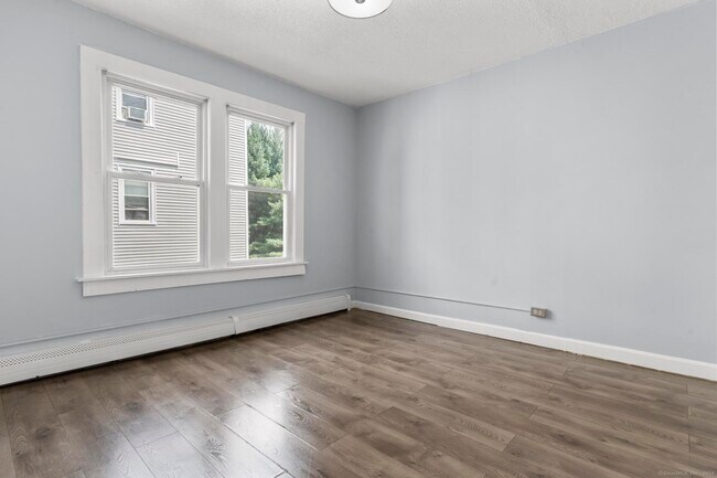 Building Photo - 160 Easton Ave