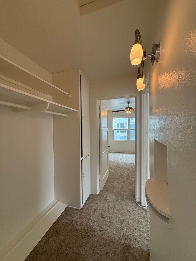 Building Photo - Mission Beach 1 Bedroom