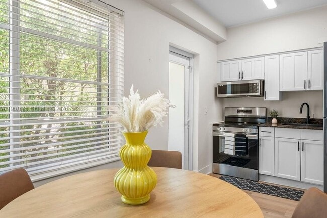 Building Photo - 1471 Lincoln Terrace