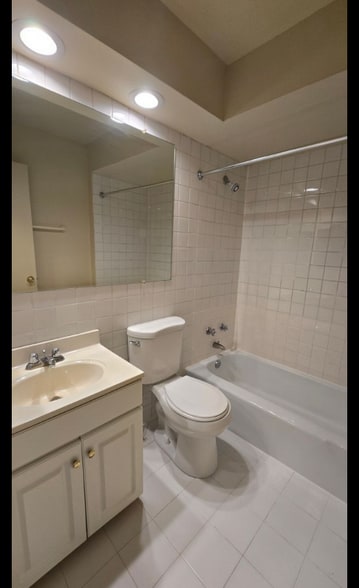 Building Photo - 525 W Deming Pl