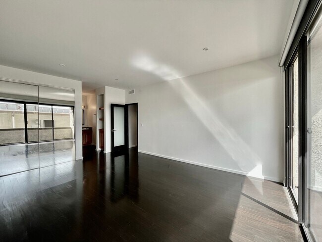 Building Photo - Spacious 2 Bedroom 2 Bath Condo in West LA