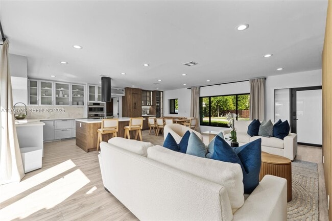 Building Photo - 116 W 1st Ct