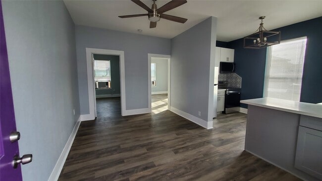 Building Photo - 3828 Seawall Blvd