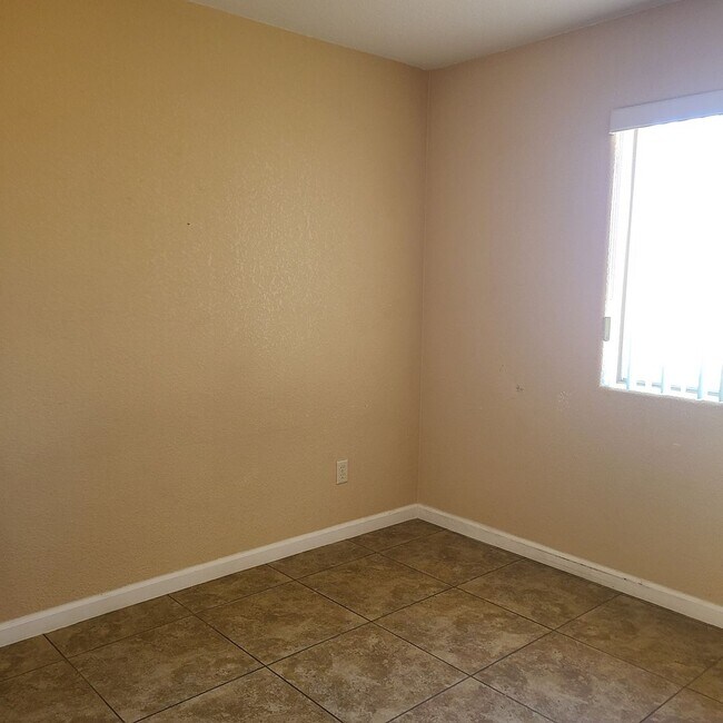 Building Photo - Desirable Corner lot with 2 car garage!