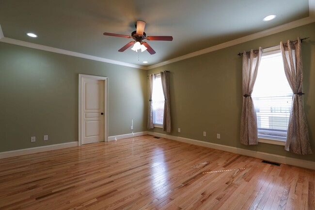 Building Photo - Gorgeous Three Bedroom Home!