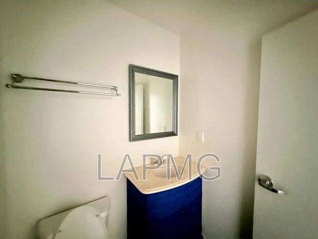 Building Photo - 1734 N Main St