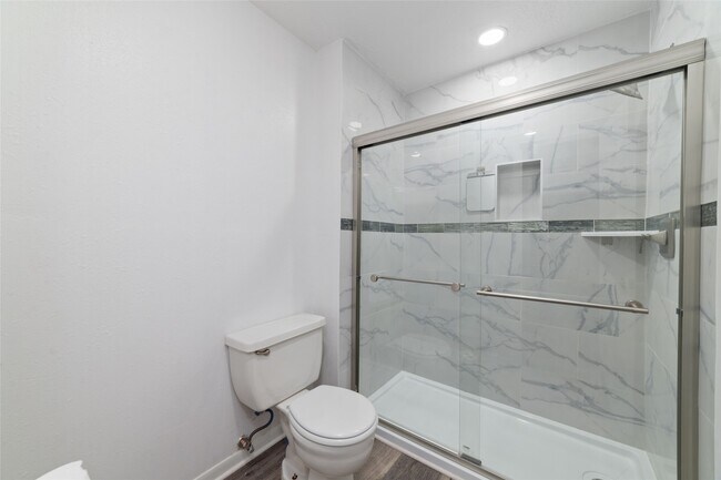 Building Photo - 717 Davis Rd