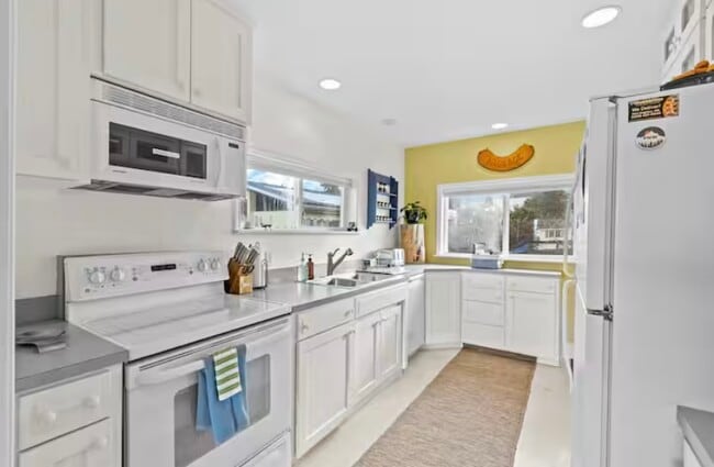 Building Photo - Bright & Comfortable 2-Bedroom, 1-Bathroom Main Floor Home | E 10th St, Port Angeles, WA | $2,200...