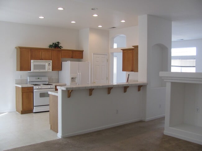 Building Photo - 930 Desert Breeze Way